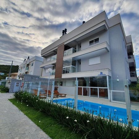 Apto na praia de Palmas, próximo ao mar, climatizado e com piscina Apartamento Governador Celso Ramos Exterior foto